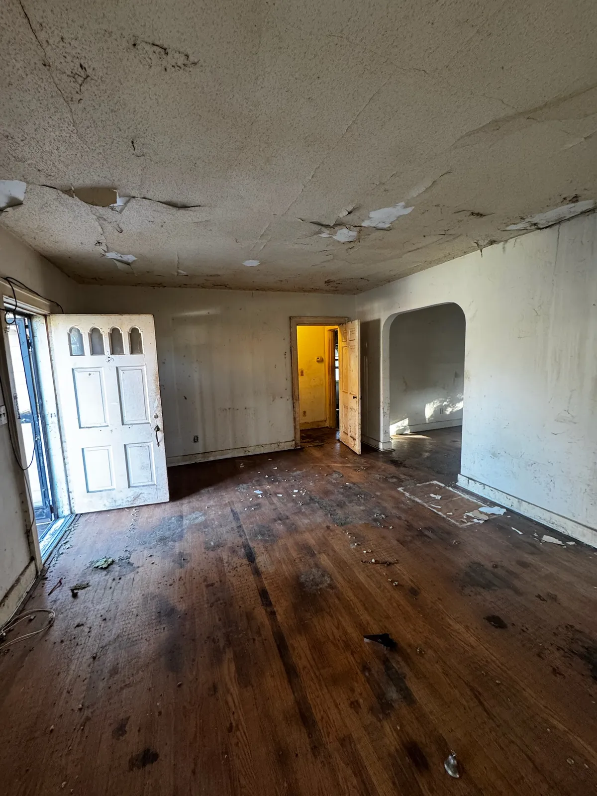 Living room at 2202 Chamberlain Ave before restoration